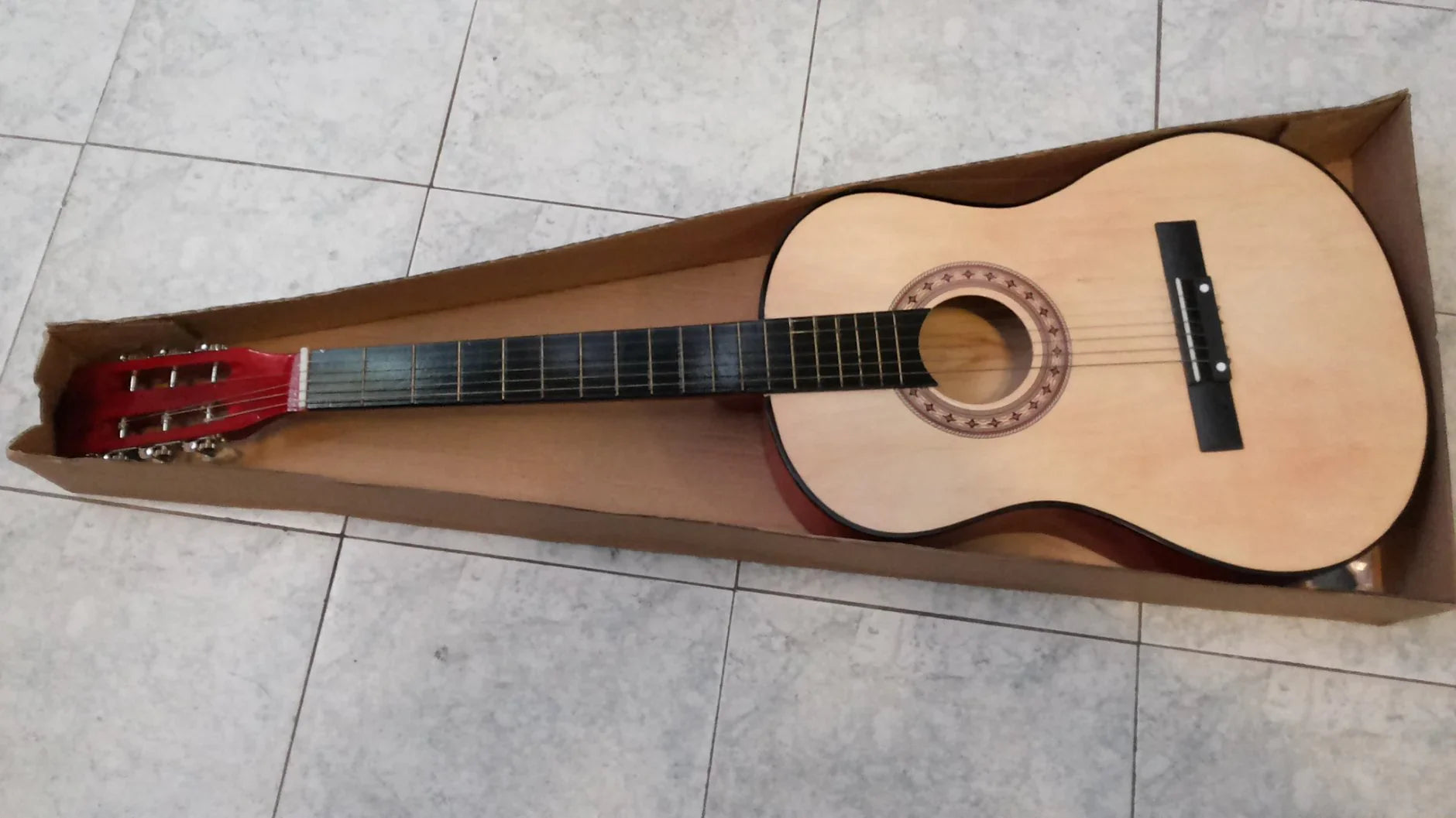 Velika akusticna gitara