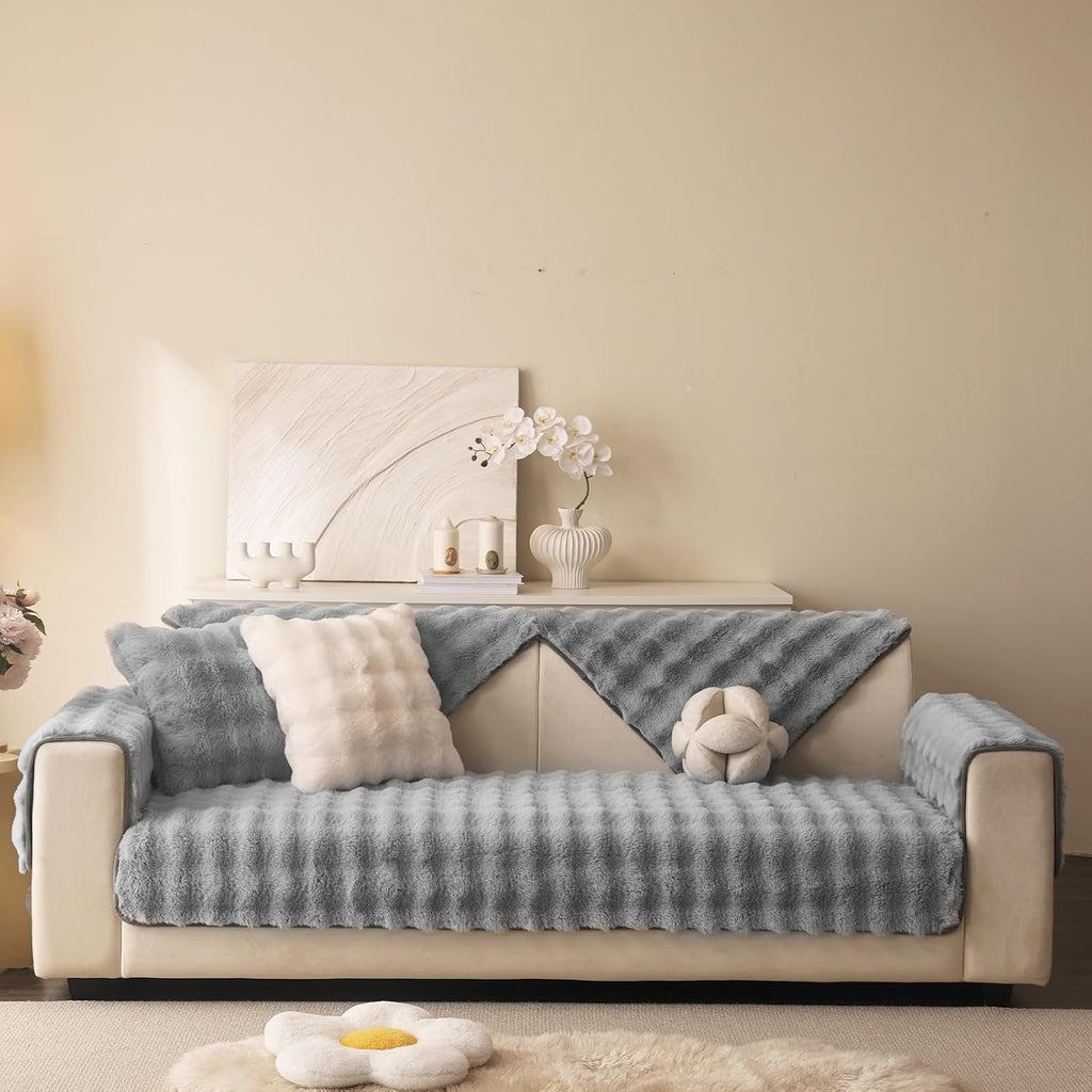 Krzneni fleker sivi 70×150 cm – mekan, topao i elegantan ukras za svaki dom
