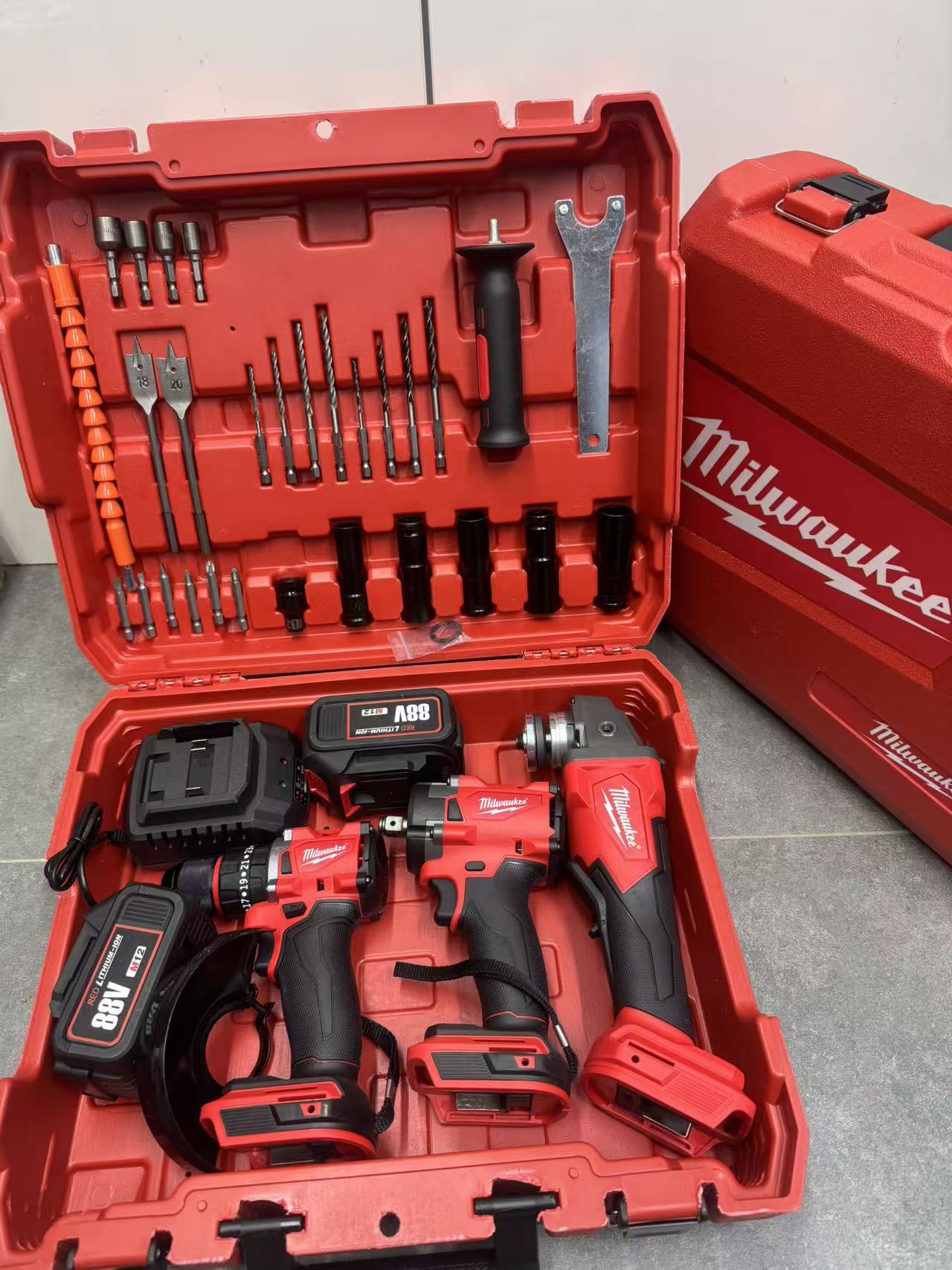 Aku Set 3u1 M12 88V – Bušilica, Udarni Odvijač i Brusilica + 2 Baterije Kofer