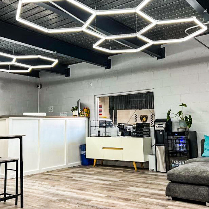 Plafonska LED Hexagonalna Rasveta 168W | Saćasti Sistem Osvetljenja za Garažu i Auto Detailing